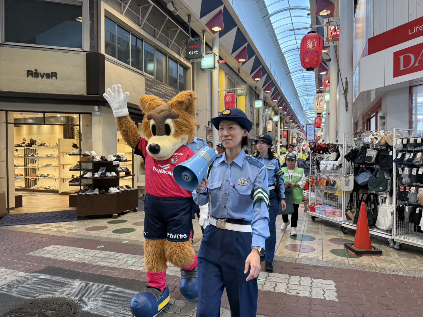 駒川商店街にて秋の交通安全活動に参加しました | セレッソ大阪